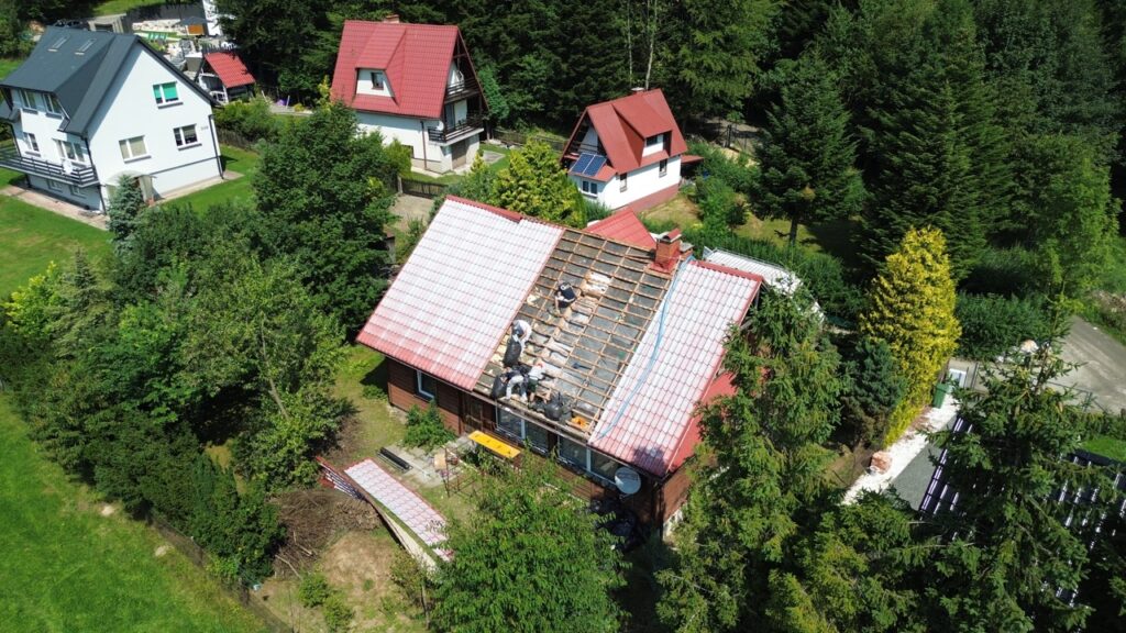 Dach po kunie – oględziny, dokumentacja dla ubezpieczyciela i odbudowa izolacji